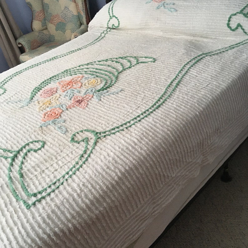 Vintage Chenille Cornucopia Design Bedspread image 2