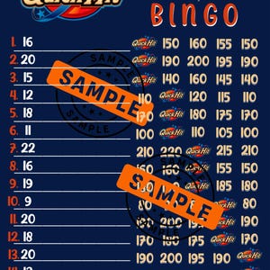 Könnte beinhalten: Ein marineblaues Bingo-Brett mit den Worten "Quick Hit" und "Bingo" in Orange und Weiß. Das Brett zeigt nummerierte Reihen und Spalten mit verschiedenen Zahlenkombinationen. Das Wort "SAMPLE" ist auf dem Brett gestempelt.