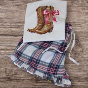 Supercomfortabele korte pyjamaset voor dames met cowboylaarzen met roze strik, westernpyjama en nachtkleding voor cowgirls.