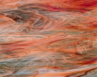 Puede incluir: Una lámina de vidrio artístico con un patrón arremolinado y jaspeado de tonos naranja vibrante, rojo intenso y blanco crema. La superficie muestra una textura lisa y semitranslúcida con vetas fluidas similares a nubes que se mezclan.