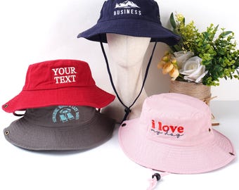 Kapelusz typu bucket hat z haftowanym tekstem, kapelusz z personalizacją, kapelusz typu bucket hat do wędrówek, kemping i podróże, kapelusz letni, prezent na wieczór panieński, spersonalizowany kapelusz przeciwsłoneczny