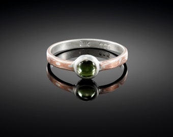 Small peridot stone on mokume band