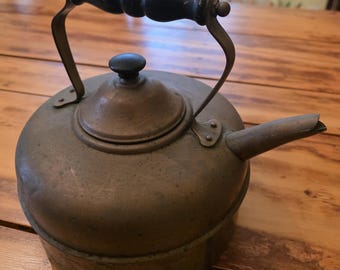 Vintage copper kettle with lid and solid handle - 7 1/2" round