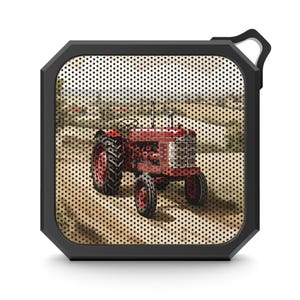 Altavoz compacto mini con estampado de tractor rojo, resistente al agua, con clip para música al aire libre, altavoz Bluetooth Blackwater, regalo unisex para viajes y senderismo