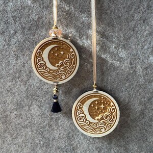 Moonriver Duftanhänger aus Holz – Auto und Aroma Diffuser für ätherische Öle - Handmade - mit o. ohne Kristall & Quaste - by Aiden Starfire