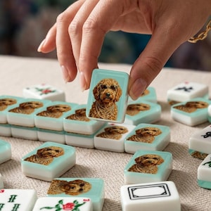 Jeu de tuiles de mah-jong pour chien • Goldendoodle « Memeia » • Faces traditionnelles • Dos de tuiles de mah-jong pour chien • Collection Dog Glam Vert menthe