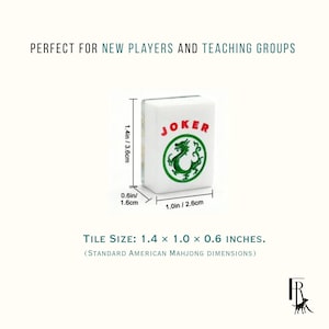 Puede incluir: Una ficha de Mahjong Joker blanca con el texto rojo JOKER sobre una ilustraci&oacute;n de un drag&oacute;n verde. La ficha mide 3,6 cm por 2,6 cm por 1,6 cm. El texto PERFECT FOR NEW PLAYERS AND TEACHING GROUPS y TILE SIZE: 1.4 x 1.0 x 0.6 INCHES es visible.