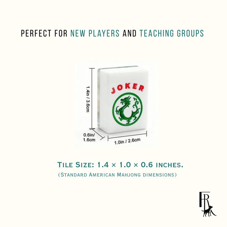 Puede incluir: Una ficha de Mahjong Joker blanca con el texto rojo JOKER sobre una ilustraci&oacute;n de un drag&oacute;n verde. La ficha mide 3,6 cm por 2,6 cm por 1,6 cm. El texto PERFECT FOR NEW PLAYERS AND TEACHING GROUPS y TILE SIZE: 1.4 x 1.0 x 0.6 INCHES es visible.
