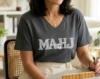 Camiseta de cuello en V para mujer con diseño de mahjong • Camiseta de cuello en V de corte relajado • Regalo de mahjong para ella • Camiseta para jugadora de mahjong • Ropa para clubes de mahjong