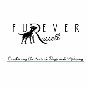 Puede incluir: Un logotipo gr&aacute;fico en blanco y negro con el texto FUREVER Russell y una silueta de perro integrada en la letra R. Debajo del texto principal, la frase Combining the love of Dogs and Mahjong aparece sobre una l&iacute;nea horizontal de color cerceta.