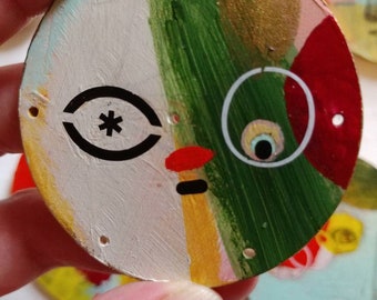 Painting on a brooch. Mr. Mask 13