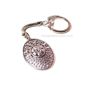 Portachiavi in argento - Portachiavi con medaglione ovale a forma di fiore in argento - Portachiavi in argento