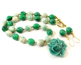 Conjunto de collar y aretes verdes con colgante de flor de jade de Fun In the Sun Island.