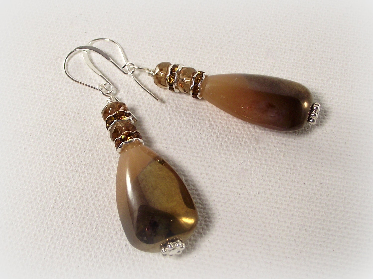 SINGLE METALLIZED EARRING / brown shiny