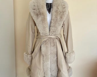 Abrigo de piel sintética beige: elegante chaqueta de piel suave con lazo alrededor de la cintura