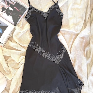 Robe vintage, Robe asymétrique noire ornée, Robe de bal perlée, Robe tendance des années 1920, Robe de bal vintage, Robe sans manches