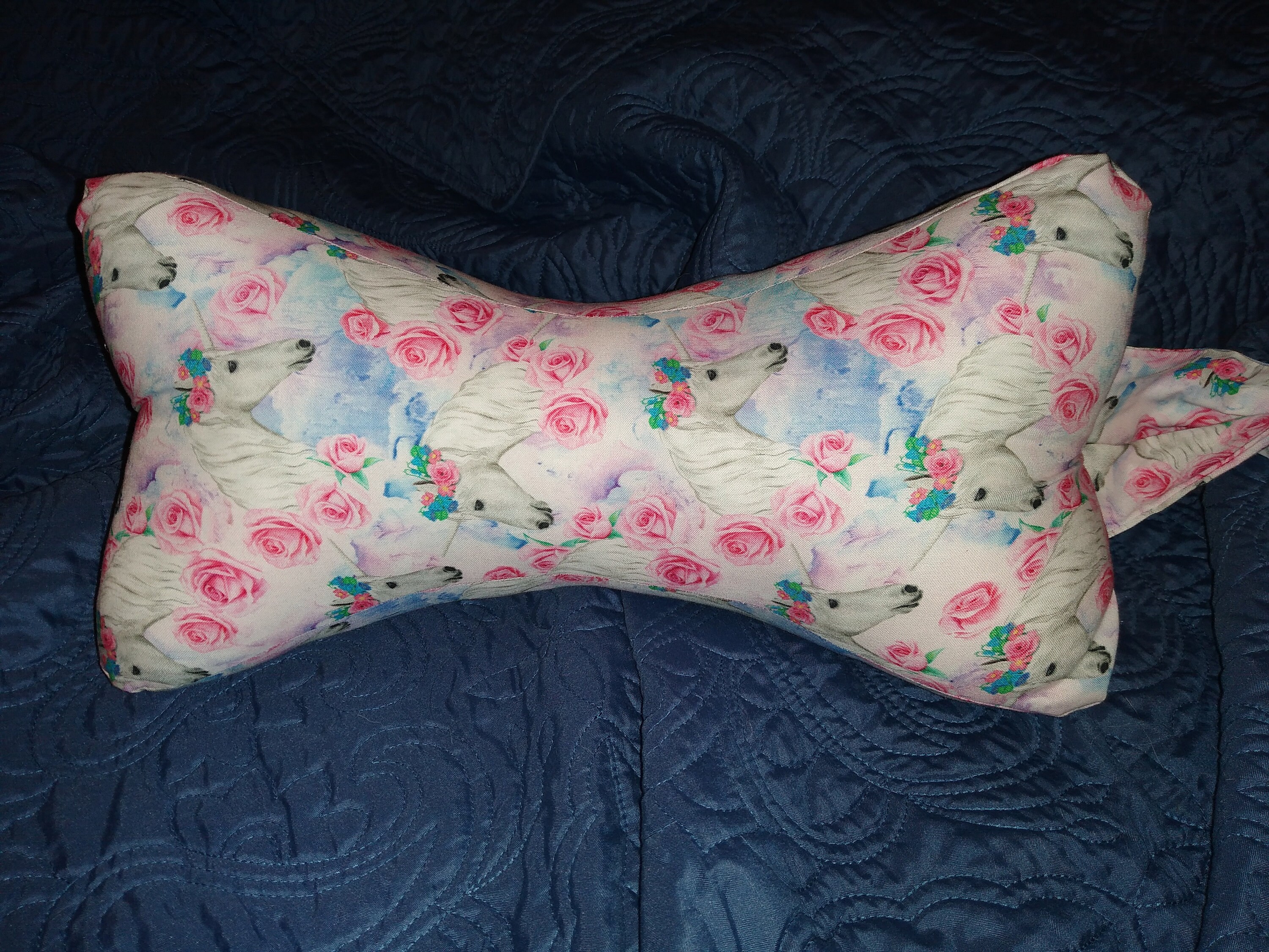 Almohada para el cuello con forma de hueso de unicornio México - Main Image