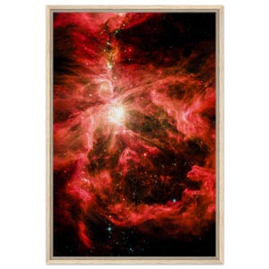Peut inclure: Une décoration murale rectangulaire représentant une nébuleuse vibrante dans des tons de rouge profond, d'orange et de noir. La scène cosmique montre des nuages tourbillonnants de gaz et de poussière avec des étoiles, dans un cadre en bois clair.