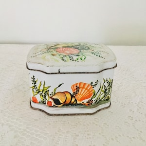 Old Snuff Box / British / English Tin / Seashell / Conch / Clam Sea Shell/ Collectible / Beach Decor