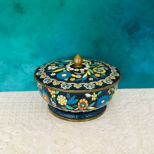 Floral Round Metal Tin Box Container Dish with Lid & Knob Made in England Vintage Floral