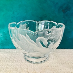 Vintage Raised Swan Design Bowl Heavy Crystal Glass 6in x 4 Round heavy