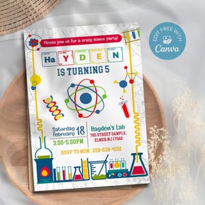 Peut inclure: Invitation d'anniversaire sur le thème de la science avec un fond blanc. L'invitation présente des illustrations colorées d'atomes, de béchers et de tubes à essai. Le texte comprend "Hayden a 5 ans" et les détails de la fête.