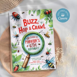 Könnte beinhalten: Eine farbenfrohe Geburtstagseinladung mit dem Text "Buzz, Hop & Crawl". Das Design zeigt Illustrationen verschiedener Insekten, darunter Marienkäfer und Bienen, mit einer Lupe, die die Geburtstagsdetails hervorhebt.