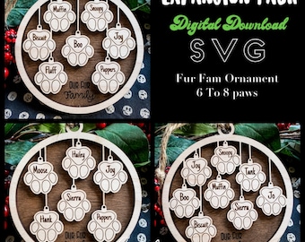 Könnte beinhalten: Eine digital herunterladbare SVG-Datei für einen personalisierten Haustier-Pfotenabdruck-Anhänger. Der Anhänger zeigt einen Kreis mit einem Pfotenabdruck für jedes Haustier, mit Platz für einen Namen. Der Text "Our Fur Family" ist im Design enthalten. Der Anhänger ist für 6 bis 8 Haustiere konzipiert.