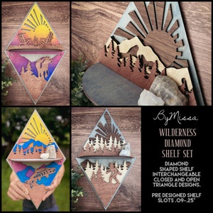 Könnte beinhalten: Set aus drei Holzregalen in Diamantform mit Wildnis-Motiv. Jedes Regal zeigt eine Bergszene mit Sonne, Bäumen und einem kleinen Tier. Die Regale sind austauschbar und können entweder in einem geschlossenen oder offenen Dreiecksdesign angezeigt werden. Der Text "By Missa Wilderness Diamond Shelf Set" wird am unteren Rand des Bildes angezeigt. Der Text "Diamond Shaped Shelf Interchangeable Closed and Open Triangle Designs. Pre Designed Shelf Slots .09-.25" wird ebenfalls am unteren Rand des Bildes angezeigt.