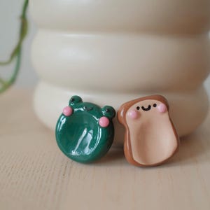 Sorgenstein aus Polymer Clay: Kawaii-Frosch- und Toast-Anhänger