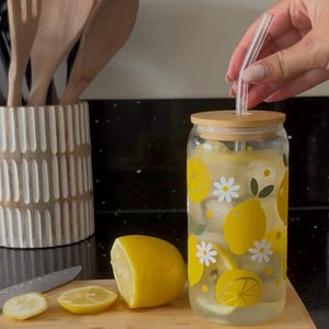 Copo de vidro com estampa de limão, tampa de bambu e canudo: Citrus Drinkware