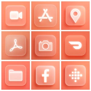 Peut inclure: Neuf icônes d'applications carrées avec un effet de verre givré sur un fond corail. Les icônes comprennent une caméra vidéo, un symbole 'A', une épingle de localisation, un document PDF, un appareil photo, un logo de livraison de nourriture, un dossier, un 'f' Facebook et un tracker de fitness.
