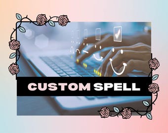 Op de afbeelding: Afbeelding van een laptop met handen die op het toetsenbord typen. De tekst "CUSTOM SPELL" staat op een zwarte banner. De afbeelding is omlijst met een bloemenrand van rozen en bladeren, tegen een verloopachtergrond.