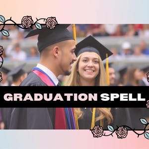 Pode incluir: Duas pessoas vestindo toucas e becas de formatura estão juntas, sorrindo. O texto "GRADUATION SPELL" está escrito em letras pretas sobre um fundo branco.