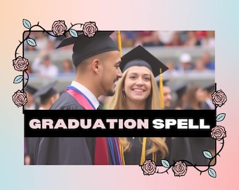 Könnte beinhalten: Zwei Personen in Abschlusskappen und -gewändern stehen lächelnd zusammen. Der Text "GRADUATION SPELL" ist in schwarzen Buchstaben auf weißem Hintergrund geschrieben.