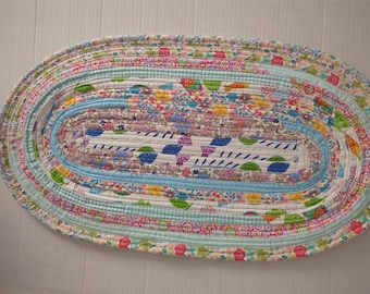 Camino de mesa floral hecho a mano en forma de rollo de gelatina: Bufanda de tocador de algodón azul de 24" x 13"