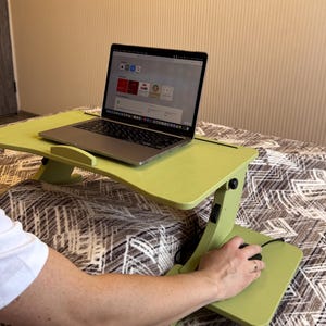 Soporte para portátil: Escritorio portátil verde de altura ajustable para cama