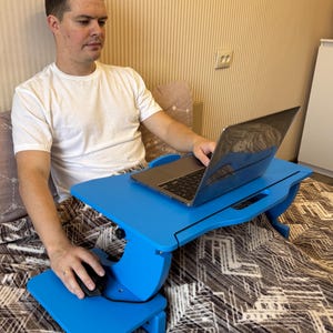 Könnte beinhalten: Ein Set aus drei Keramikbechern mit gesprenkelter, matter Oberfläche. Die Becher sind in Creme-, Hellgrau- und Dunkelgrautönen gehalten. Jeder Becher hat ein schlichtes, minimalistisches Design, ideal für Kaffee oder Tee.