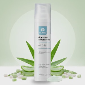 Può includere: Una bottiglia bianca di gel A1 di aloe arborescens per la pelle, con foglie e gel di aloe vera verdi. La bottiglia contiene 100 ml di prodotto. L'etichetta include il nome del marchio e i dettagli del prodotto.