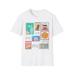Camiseta unissex de viagem Softstyle | Design de cartão postal vintage | Presente perfeito para viajantes, camiseta de lembrança, moda ecológica, verão