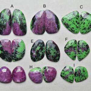 Può includere: Assortimento di nove paia di gemme di rubino zoisite lucide. Le pietre presentano un mix di colori verde, nero e magenta. Ogni coppia ha una forma unica, ideale per la creazione di gioielli.