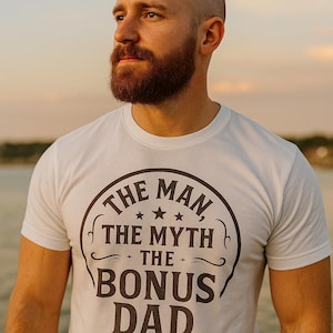 Koszulka Bonus Plus Dad w stylu vintage The Man The Myth Koszulka Bonus Dad Prezent dla ojczyma od dzieci Dzień Ojca Urodziny Wdzięczność dla ojczyma