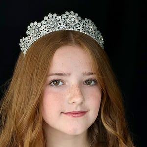 Silver Crystal Floral Tiara – Elegant Rhinestone Crown, Bridal Wedding Headpiece, Prom Quinceañera Pageant Accessory