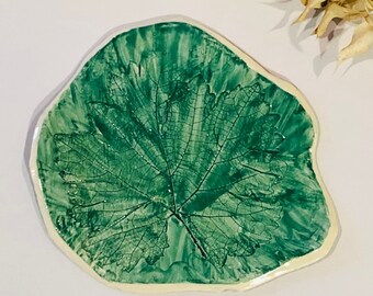 Handmade ceramic plate with beautiful grapevine leaf painted in green, jewelry pottery plate, ringdish leaves pattern, tableware complement