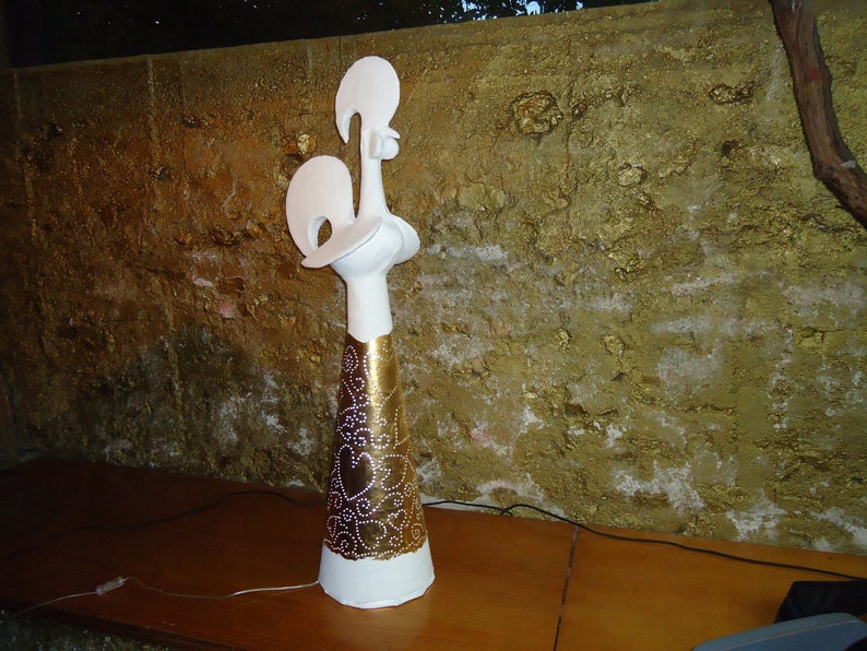 Zeitgenössischer portugiesischer Pappmaché-Hahn, Barcelos-Hahn inspiriert, Nacional portugiesischer Preis für zeitgenössisches Handwerk 2011, auf Bestellung gefertigt Bild 1