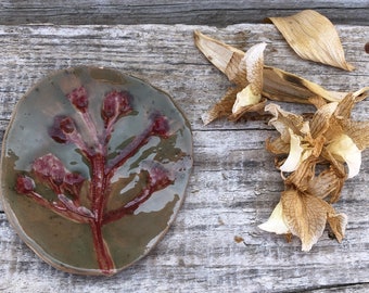 Handmade ceramic plate with beautiful grapevine leaf painted in green, jewelry pottery plate, ringdish leaves pattern, tableware complement