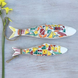 Ceramica portoghese raffigurante sardine, dipinta a mano in stile astratto e contemporaneo, pronta per essere appesa alla parete, spedizione gratuita in tutto il mondo.