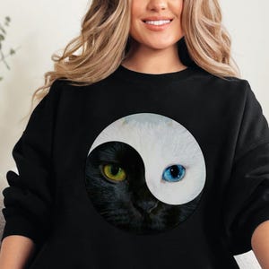 Yin Yang Katzen Sweatshirt – Schwarze Katze Weißer Katzen Pullover – Ästhetisches Katzen Shirt – Kuschliges Tier Top – Geschenk für Katzenliebhaber