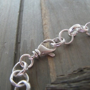 Puede incluir: Collar de cadena de plata con cierre de mosquet&oacute;n.
