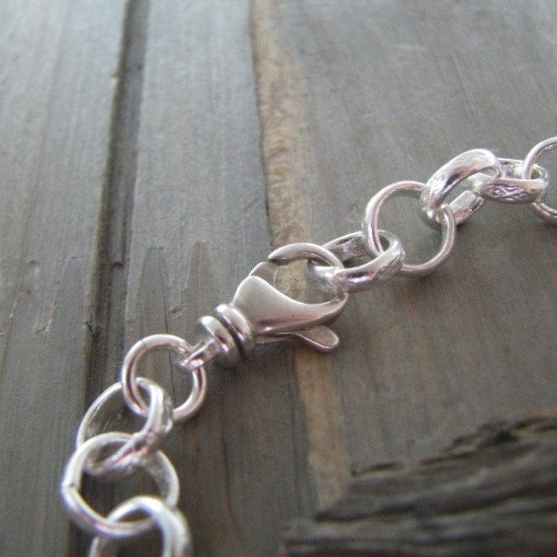 Puede incluir: Collar de cadena de plata con cierre de mosquet&oacute;n.